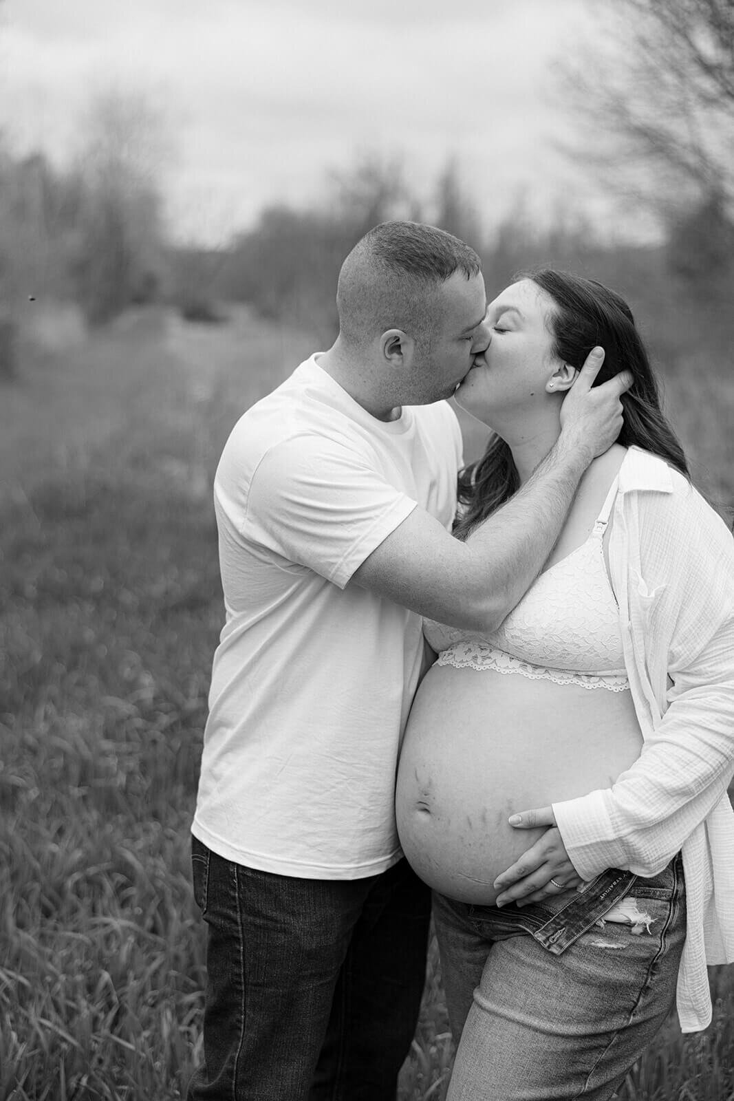 couple kissing at  Finger Lakes Maternity session