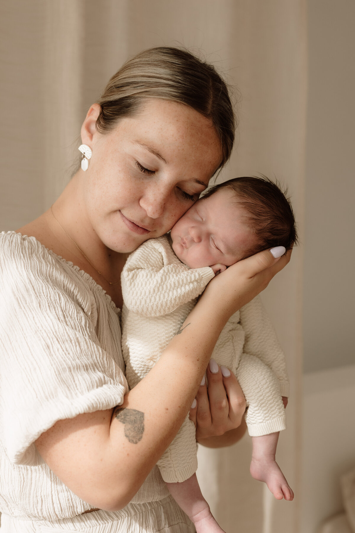 newborn fotograaf - gezinsfotograaf - zwangerschapsfotografie - videograaf - Sint-Niklaas - Pictures by Jess - Mama en baby shoot