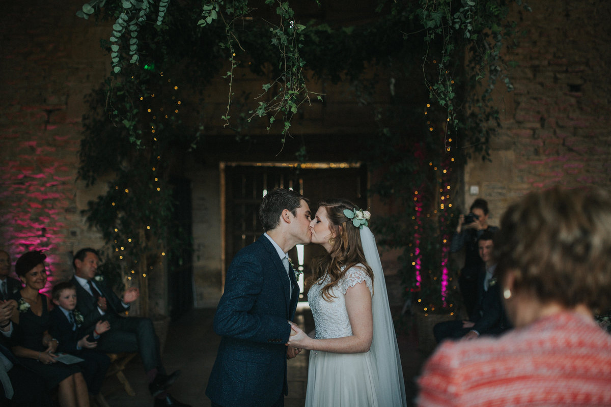 StoneBarnCotswoldsWedding-Emily&Josh-E-313