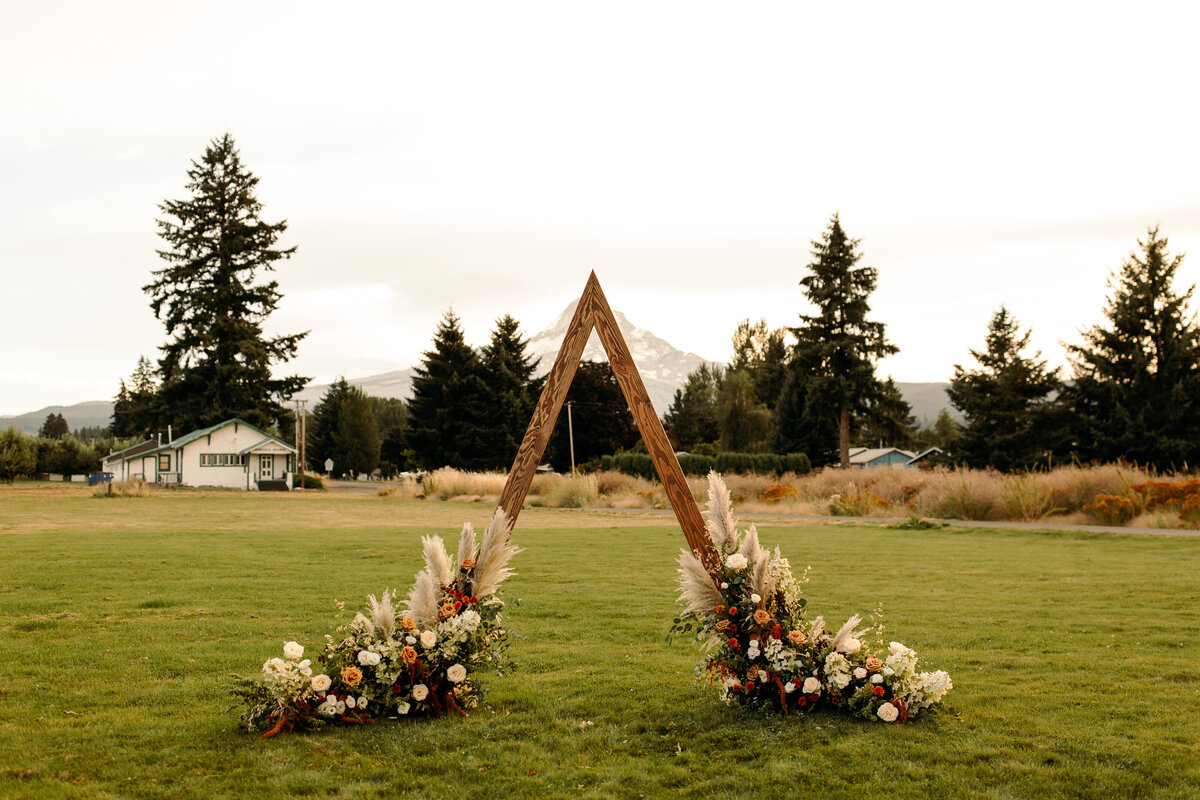 EMILY VANDEHEY PHOTOGRAPHY -- Oregon Wedding Photographer -- Hailey + Colton -- Mt. Hood Elopement-13