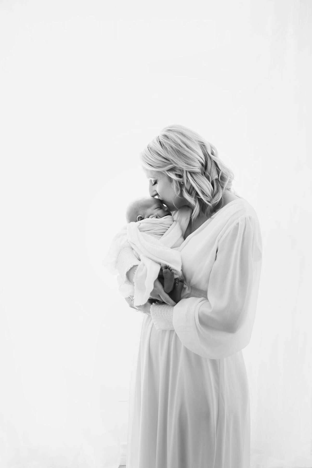 Houston Newborn Photographer - Mom Kiss