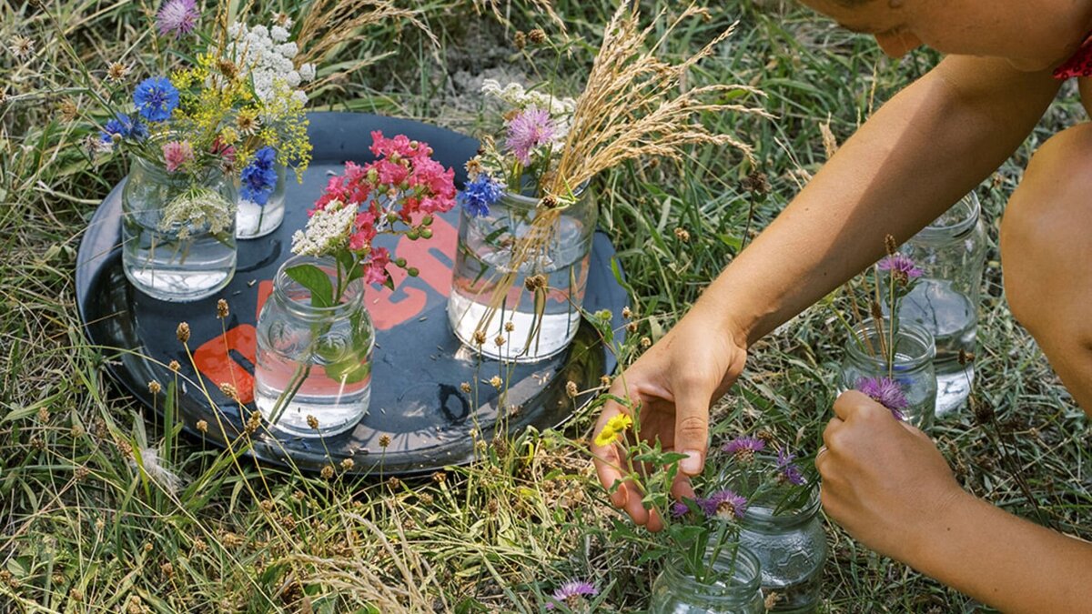 Arranging WildFlowers - labelle eco - home