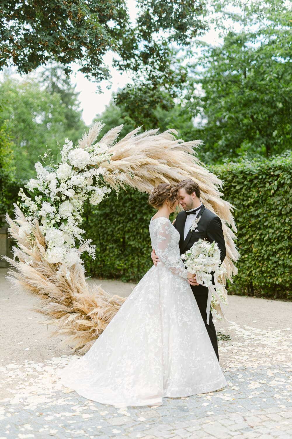 wedding oval pampasgras arch