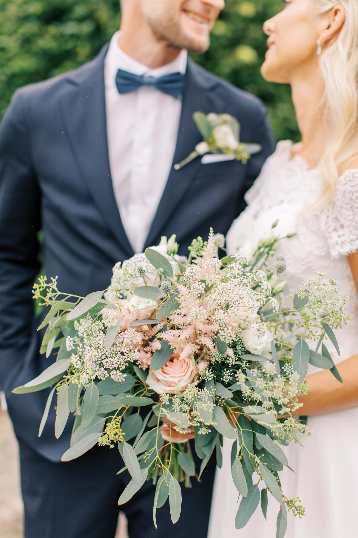 Brudbukett med prärieklocka, rosa rosor, olivkvistar och astilbe