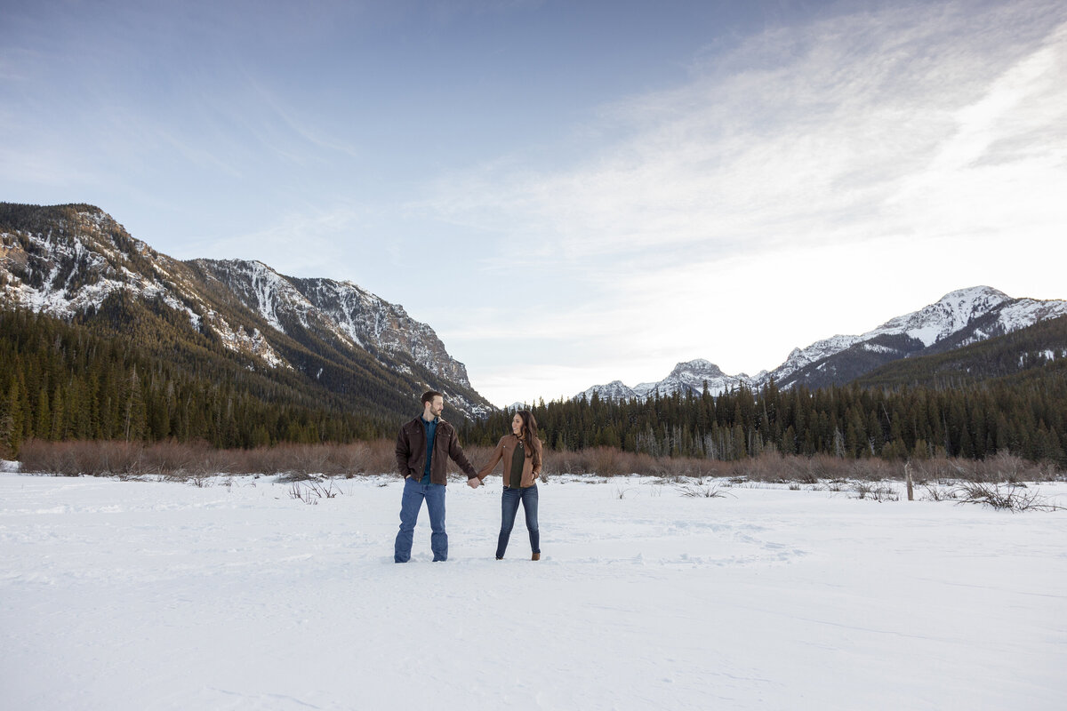 Shanna-Mae-Photography-Montana-Photographer-Winter- Snow-Engagement-Wedding-Poses-Hyalite-Ennis-Bozeman-Big-Sky-003