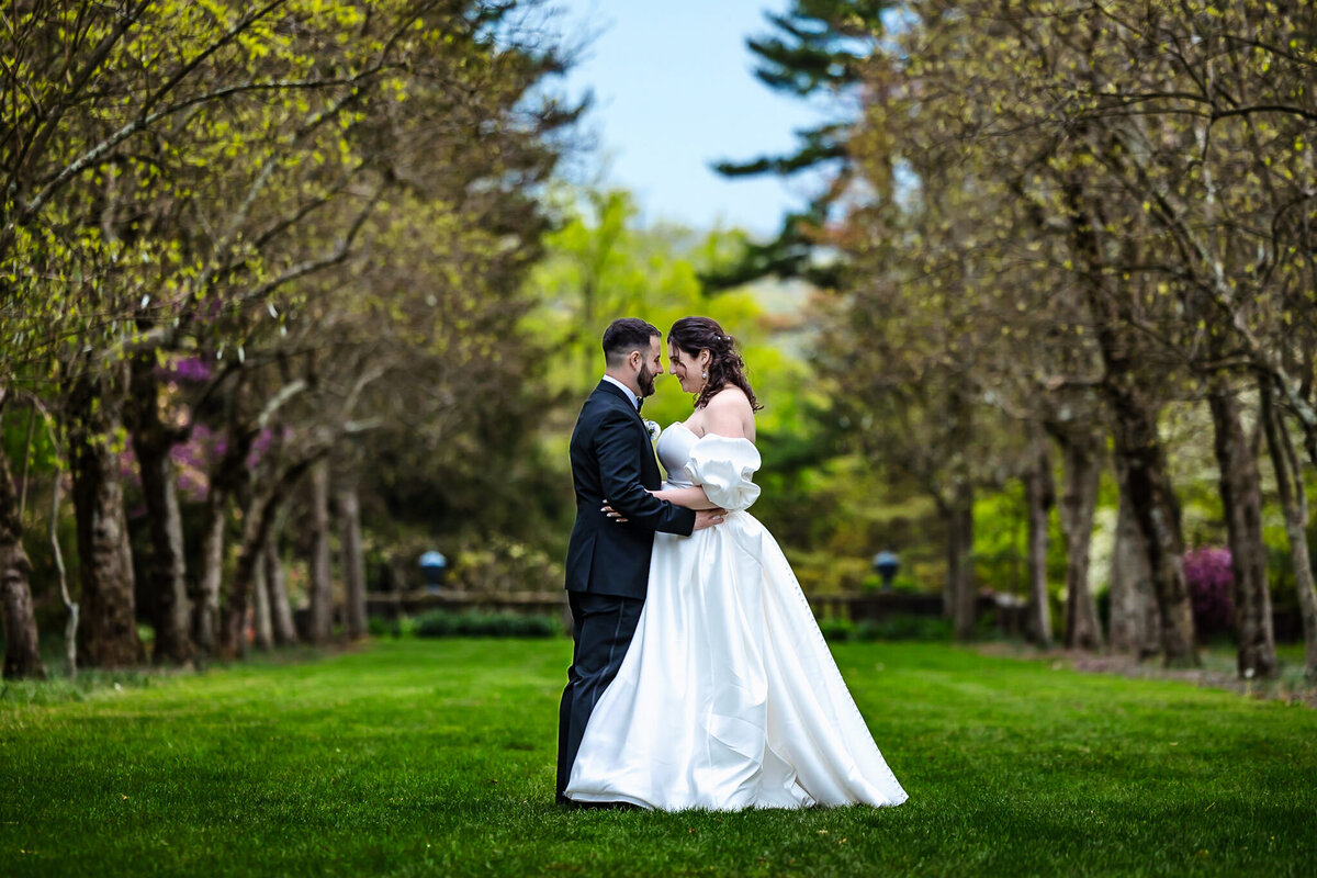 romantic-embrace-spring-garden