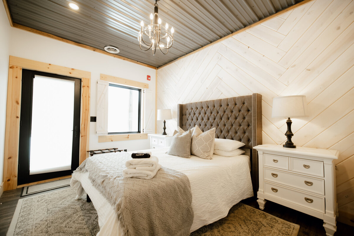 Bear-Ridge-Destination-barndo-suites-rosie-photo-video-24