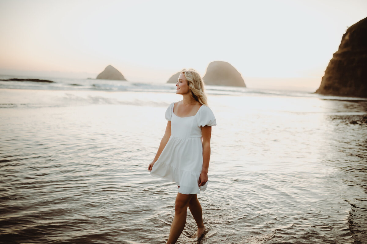 OCEANSIDE OREGON SENIOR SESSION ON BEACH