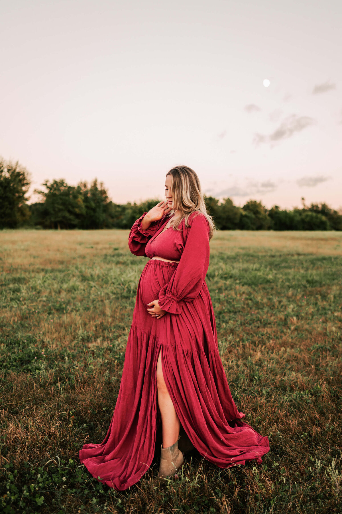 Springfield MO maternity photographer Jessica Kennedy of The XO Photography captures pregnant mom holding baby bump again the moon in field