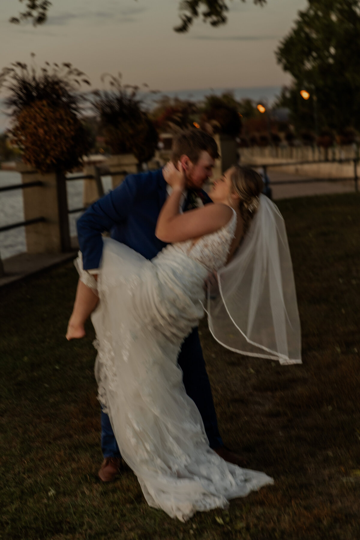 Wyoming SUnset Wedding photo Dip Kiss 