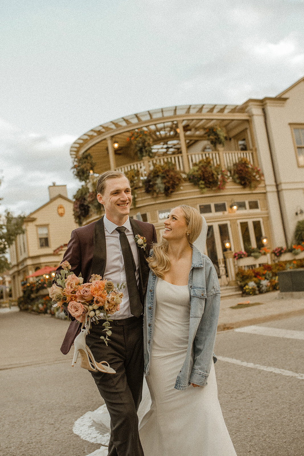 f-niagara-on-the-lake-124-on-queen-cool--romantic-wedding-couples-session-38