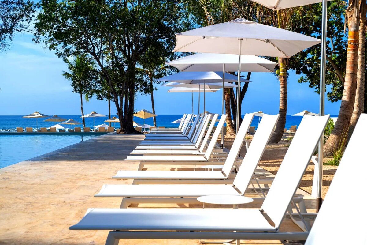 family-pool-minitas-beach-lounge-chairs