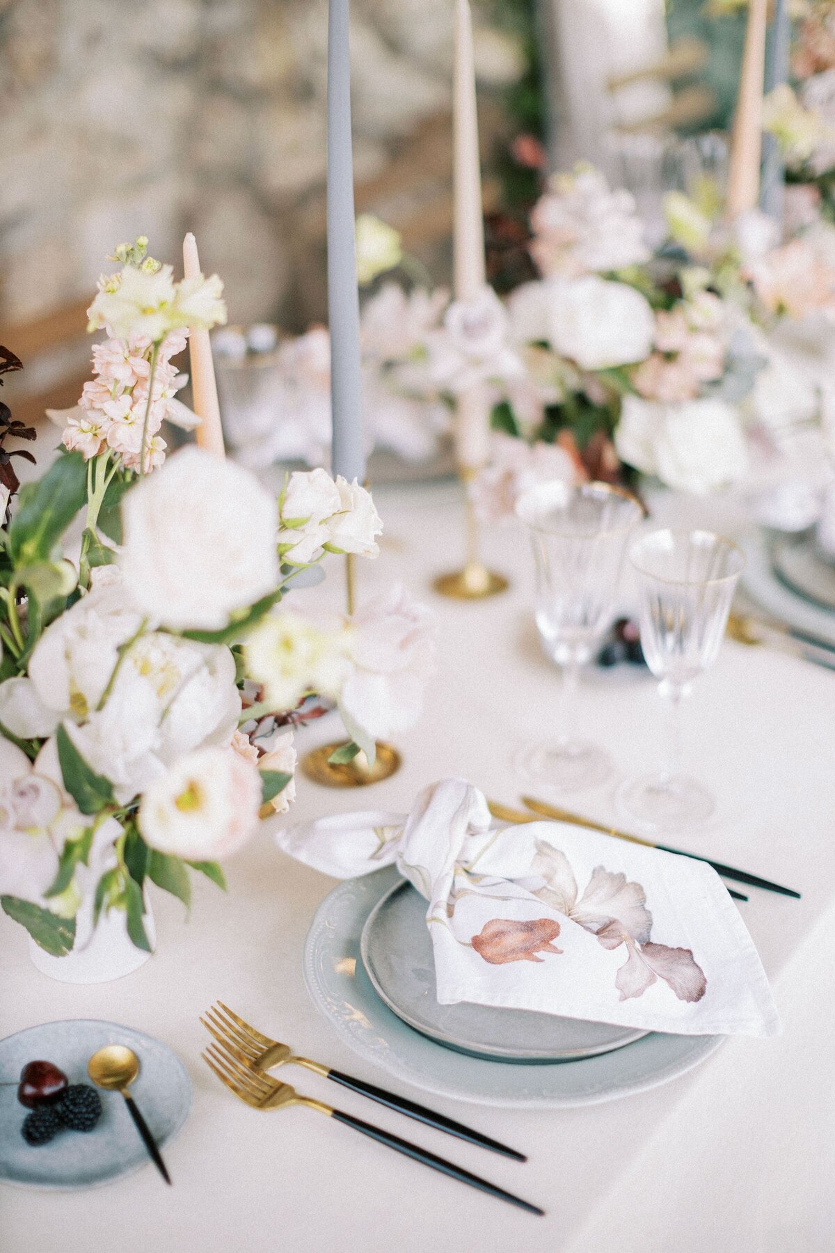 knotted-colorful-napkin-lies-plate-table-bouquet-flowers-cutlery