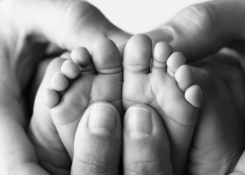 NEWBORN_BABYMACROFEETWITHDADSHANDS