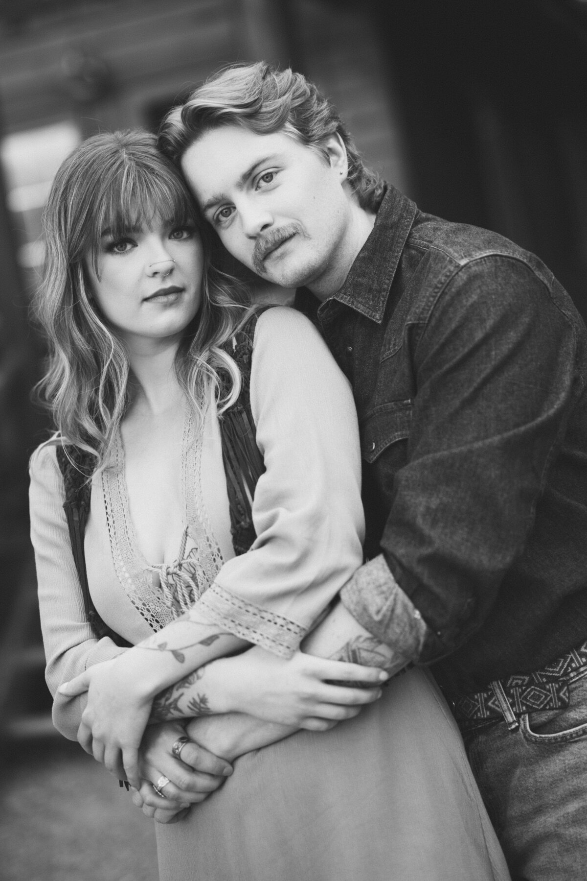 vpc-couples-vintage-cabin-shoot-16