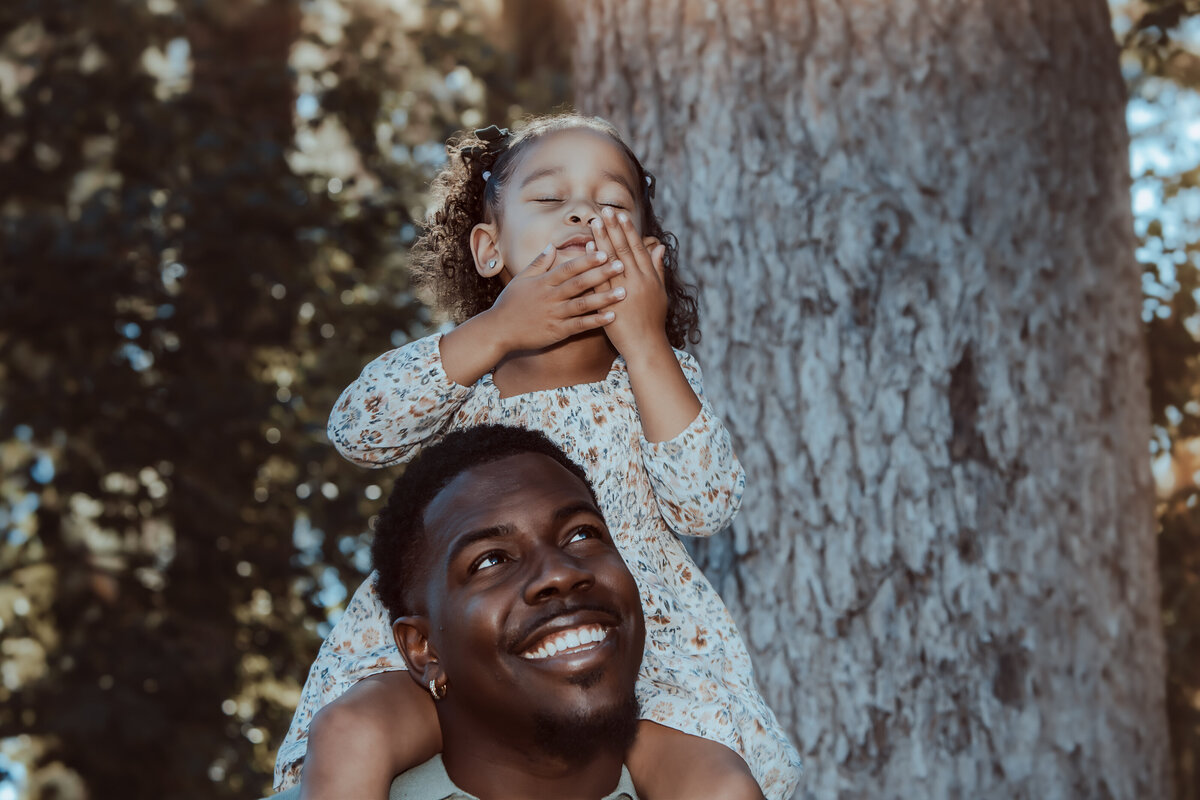 Little Girl Blowing Kisses on Dad’s Shoulders – Redlands Family Photographer