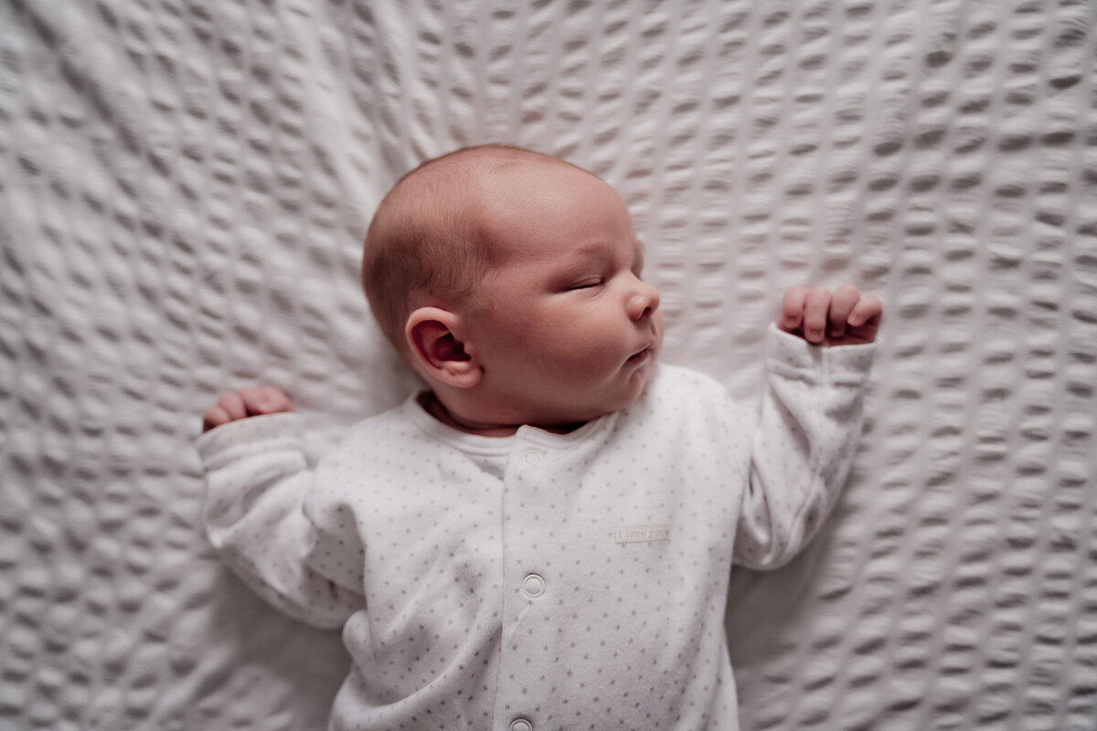 newborn-baby-relaxed-lifestyle-natural-family-photography-157