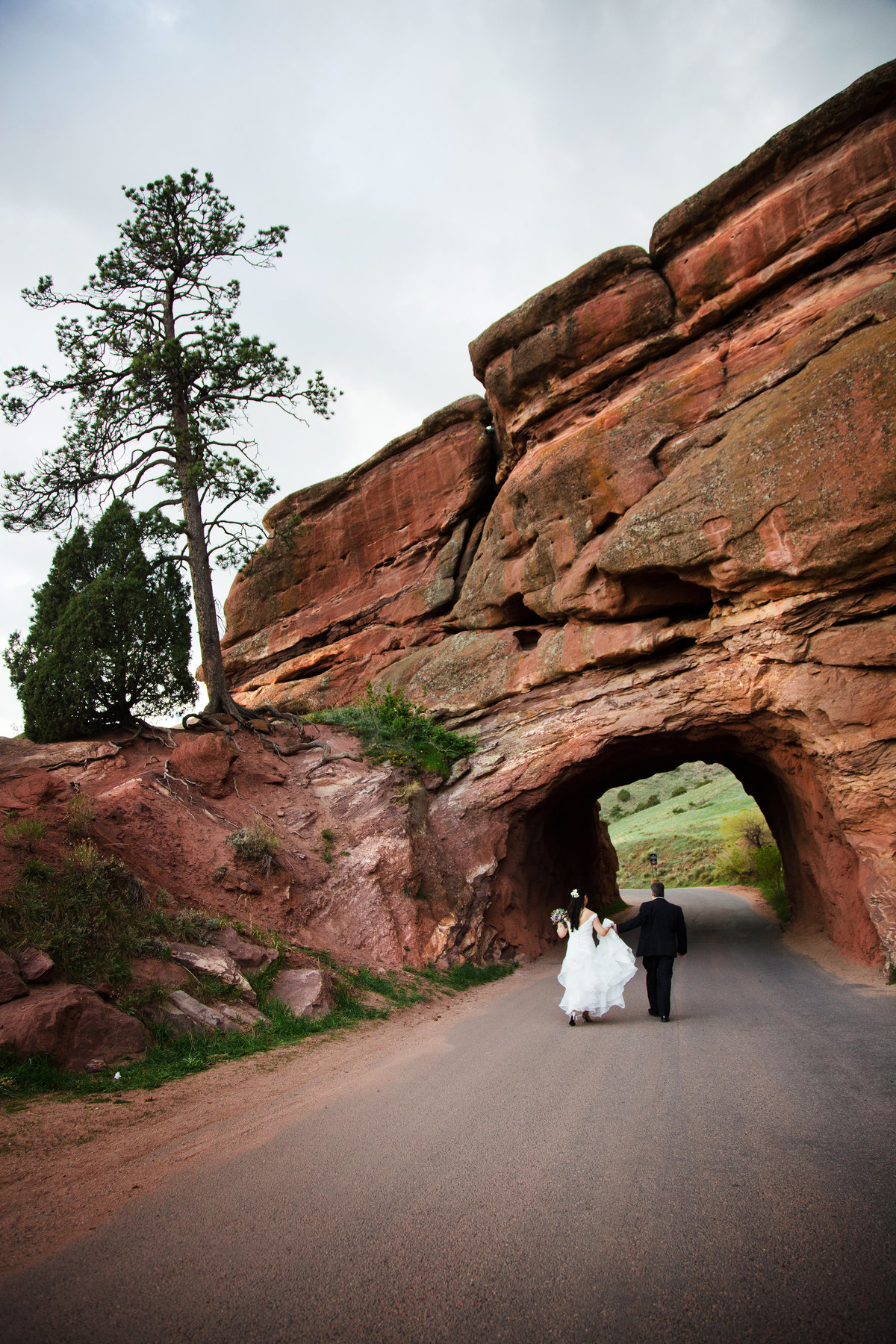 couple walks to the tunnel at red rocks