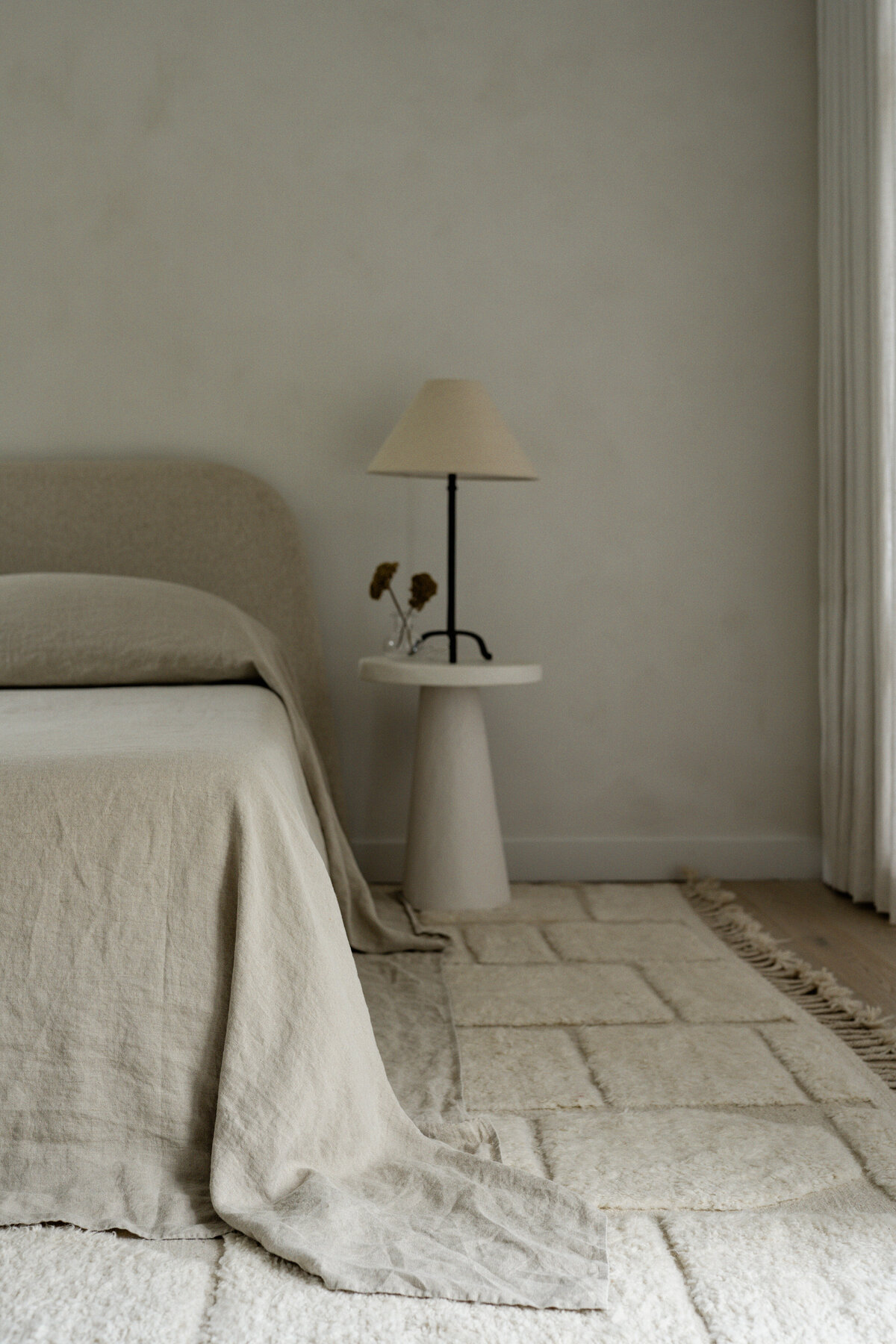 house-franc-casita-cottage-guest-house-bedroom-limewash-archway-cozy-wool-rug-moody-bedroom-linen-drapery-bedding-austin-texas-westlake