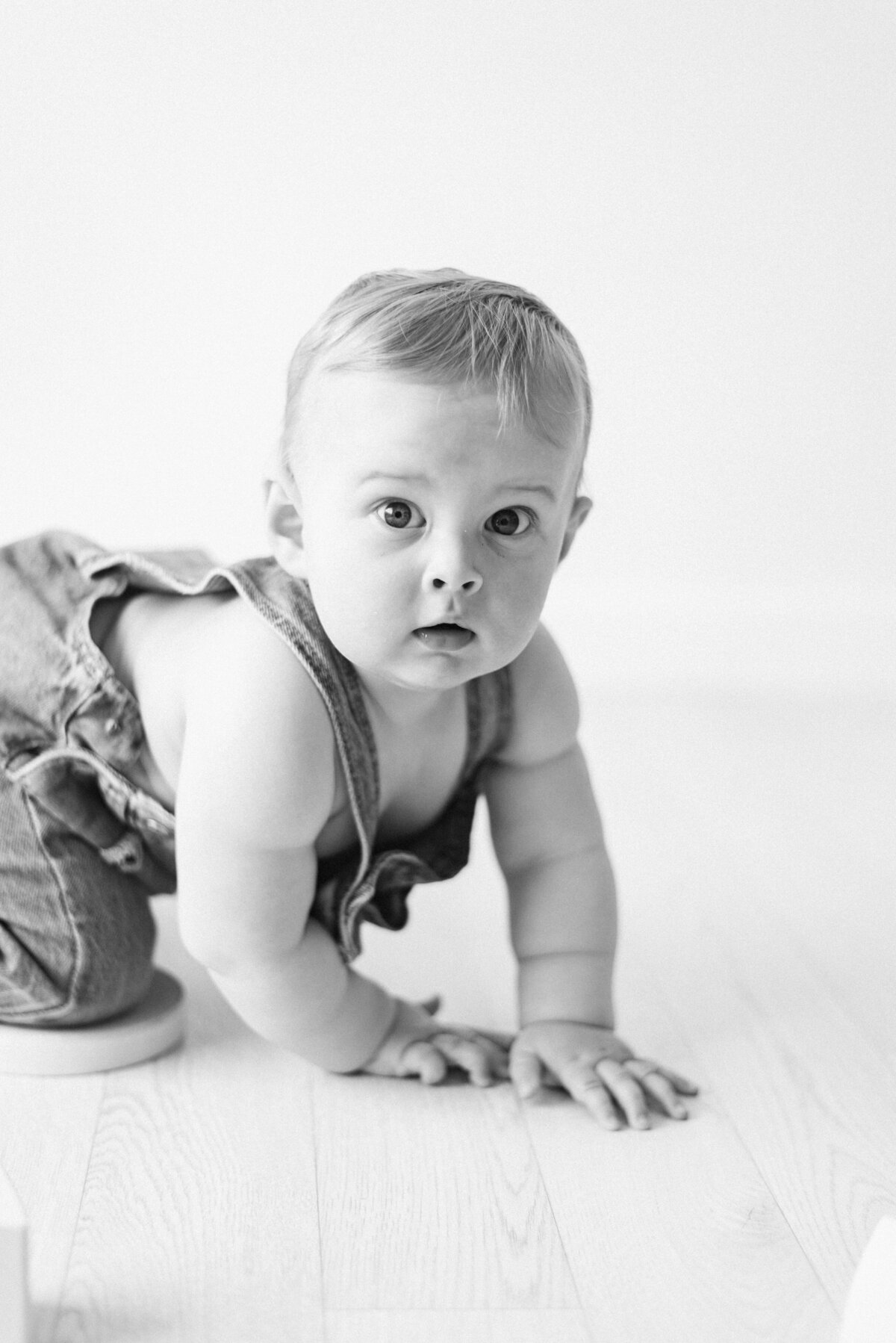 Baby crawling in cake smash photoshoot in west sussex