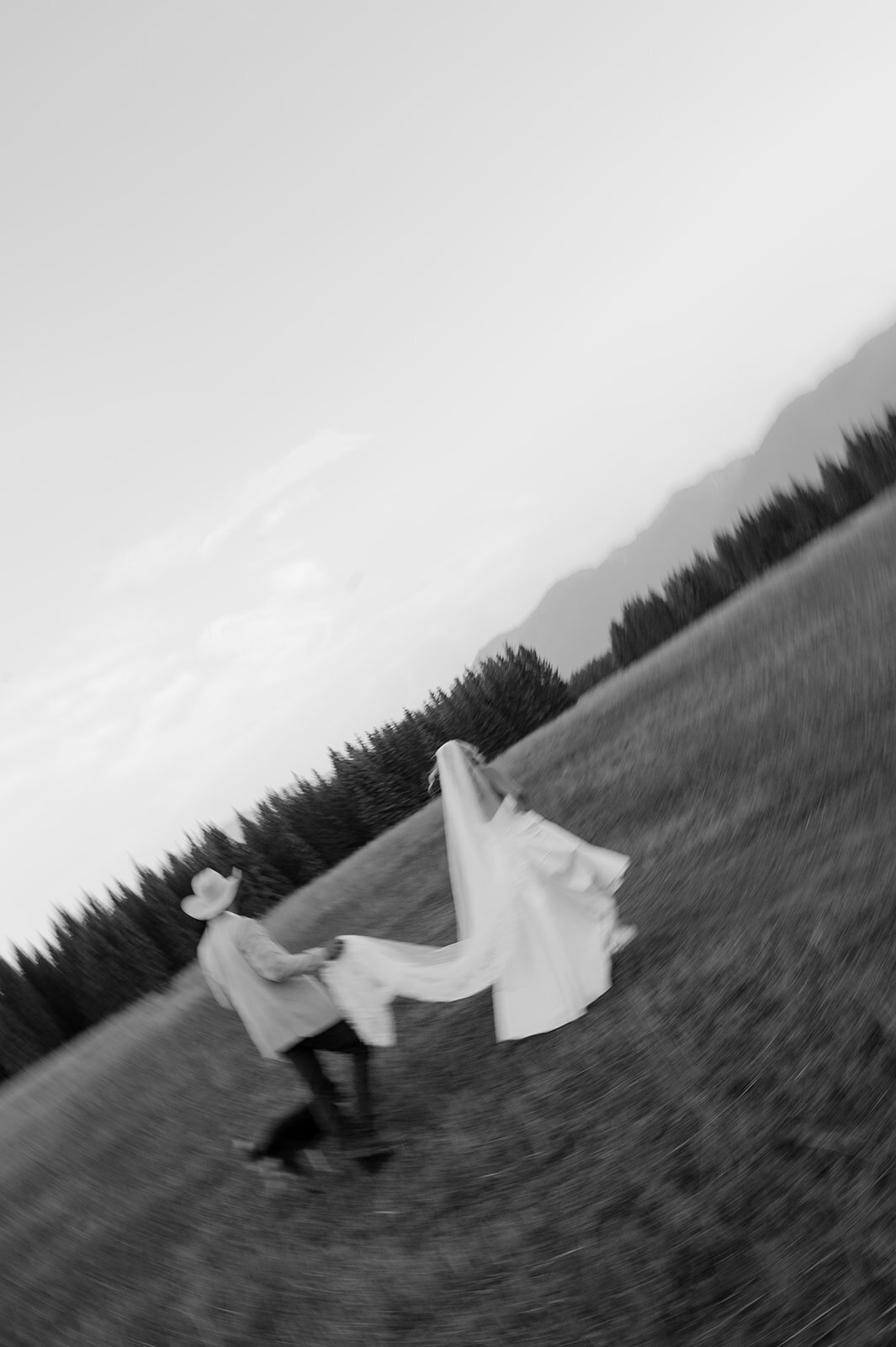 presley-gray-luxury-western-montana-wedding-8083