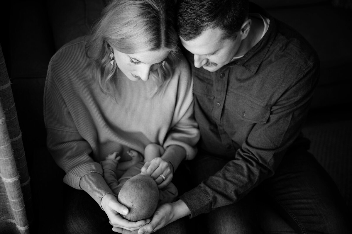 Abbie Potts Photography Green Bay Newborn Photographer Lifestyle Newborn Baby Session_0242BW