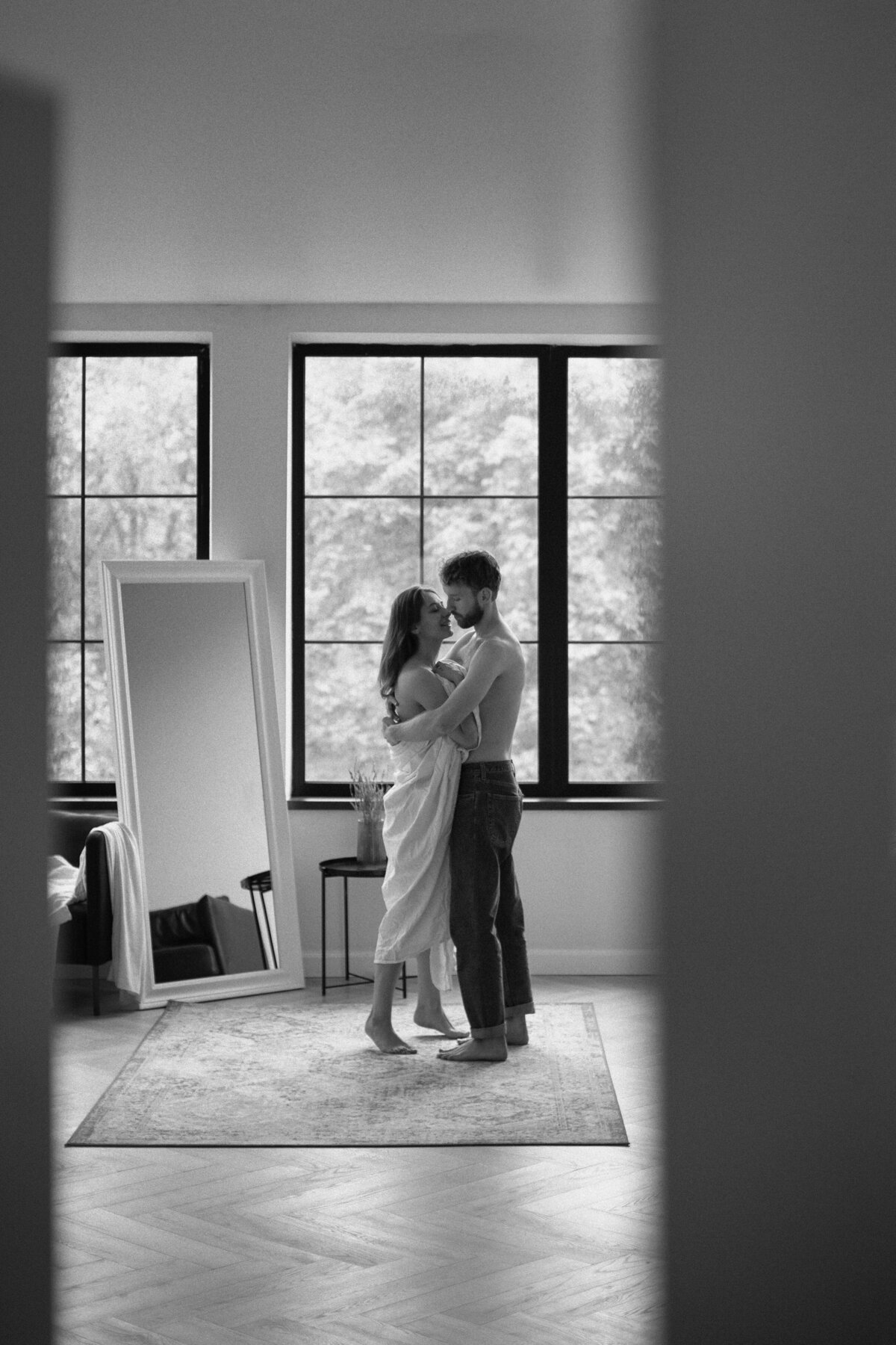 full-shot-romantic-couple-indoors