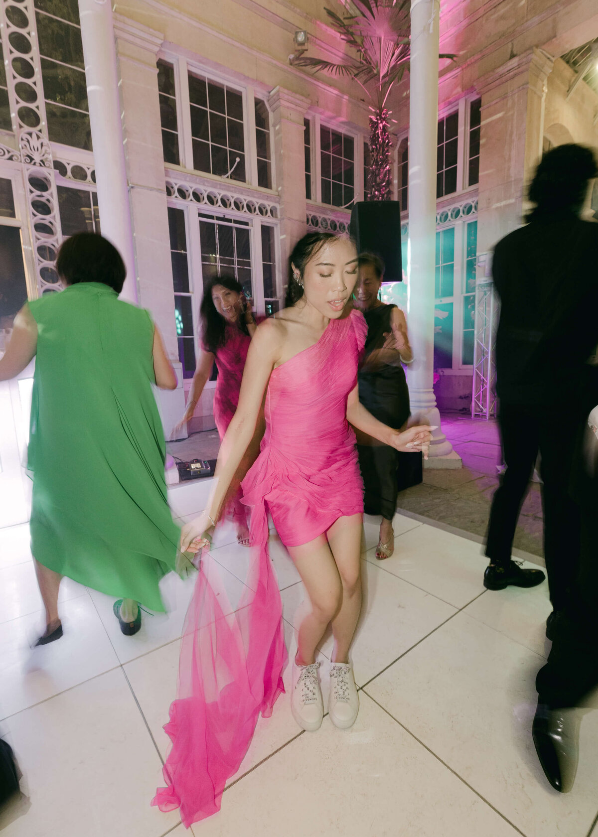 chloe-winstanley-weddings-syon-park-conservatory-bride-dancefloor