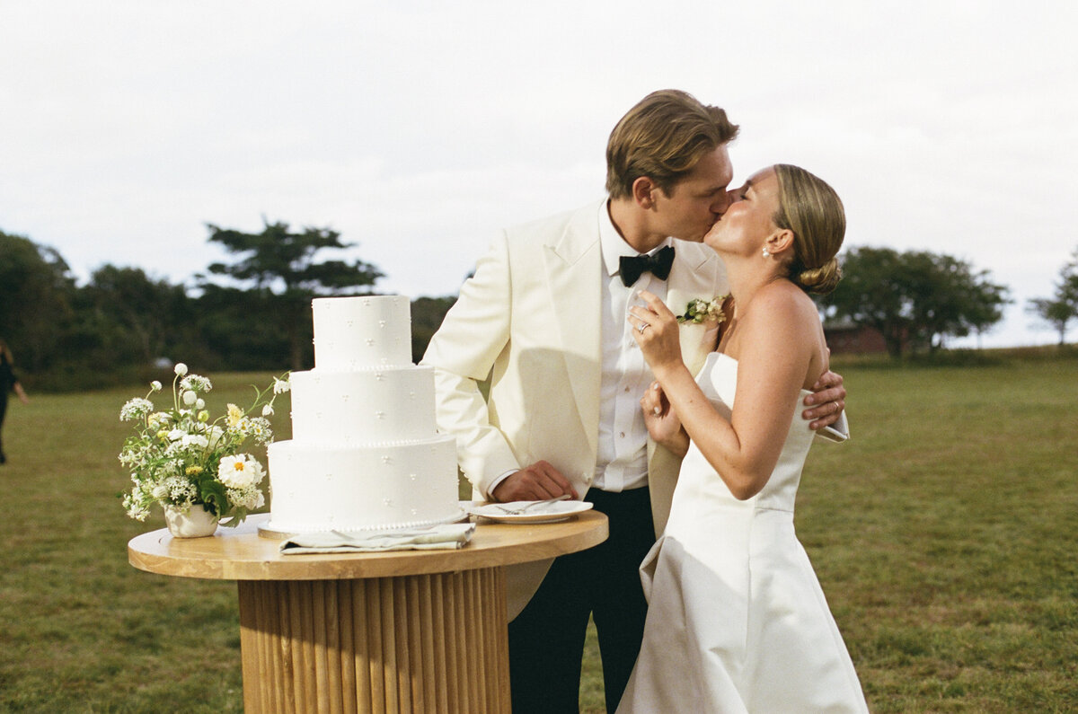 Marthas-vineyard-wedding-planner-kg-events-design-luxury-destination-weddings-private-events-corporate-events-edgartown-ma-event-designer-outdoor-tented-wedding-reception-island-wedding-vogue-wedding-pohogonot-151