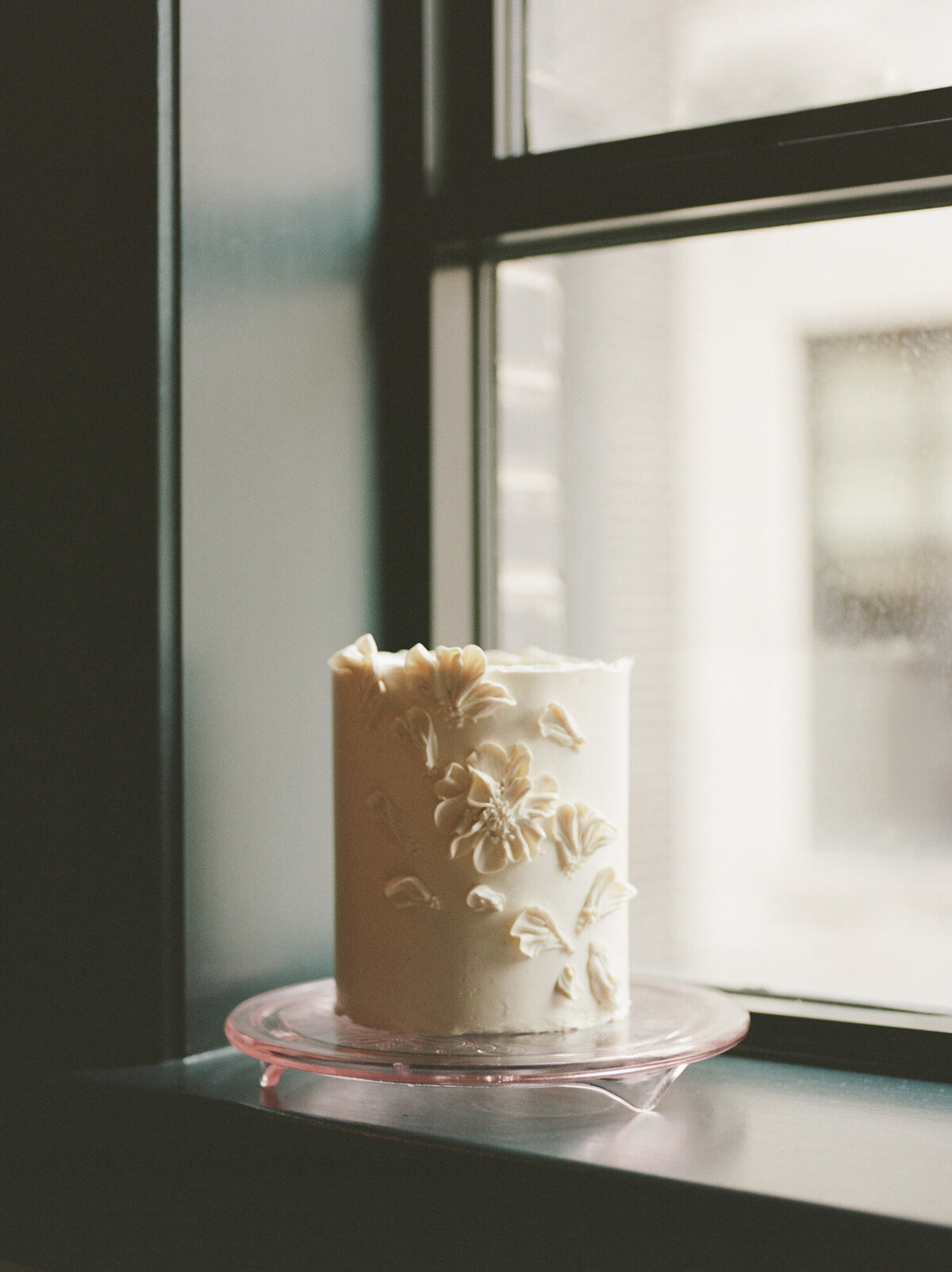 simple wedding cake, vanilla bean cake, floral detail at Shinola Hotel