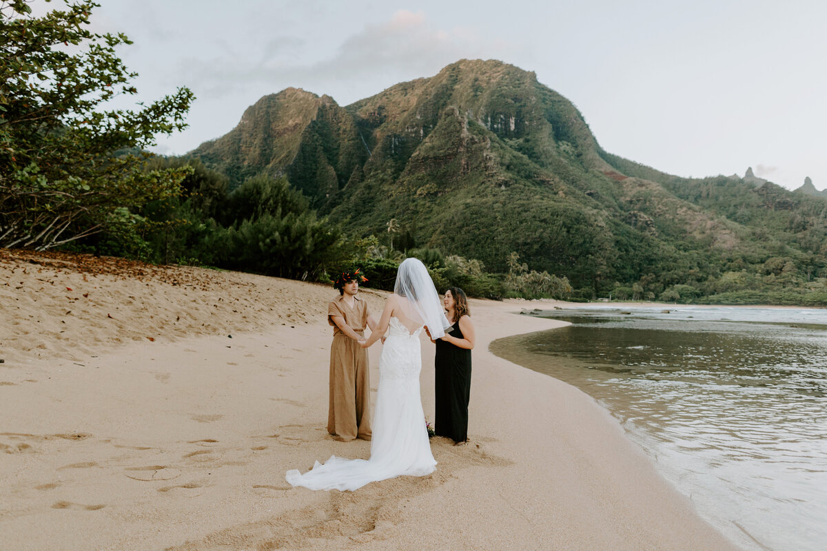 23.04.13_Erinn and PO_Kauai elopement previews _0012