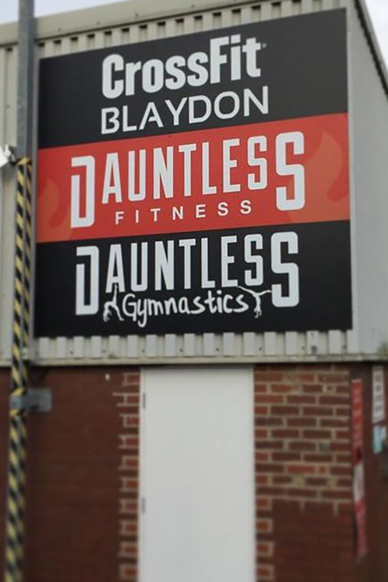 ellis-signs-acm-panel-for-gym-newcastle-gateshead-north-east