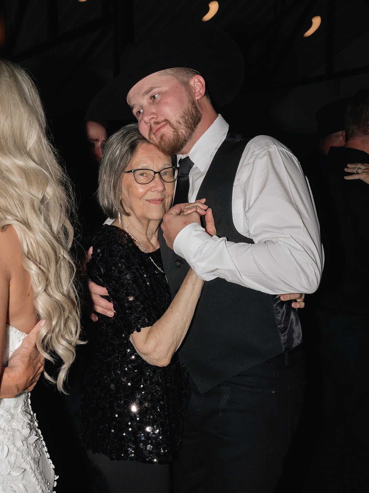 2025-10-11_DykesWeddingPreviews_MollyMurphyPhotography-121