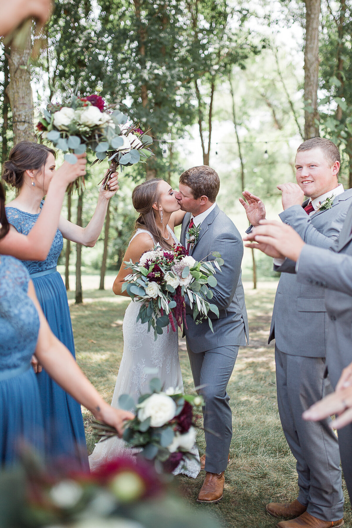 wedding-photography-kiss-cheering-bridal-party
