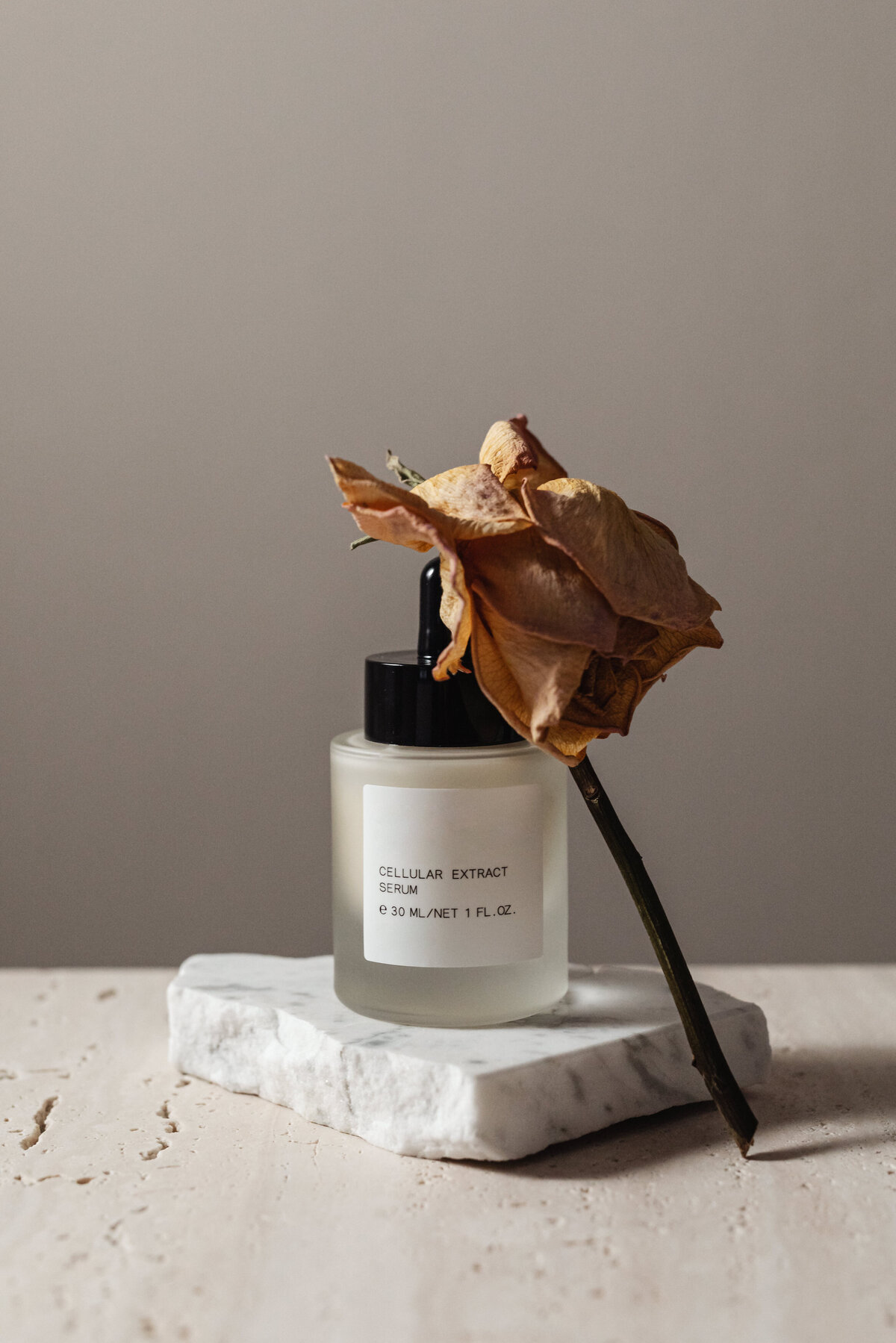 kaboompics_a-bottle-of-beauty-product-for-mockup-24921