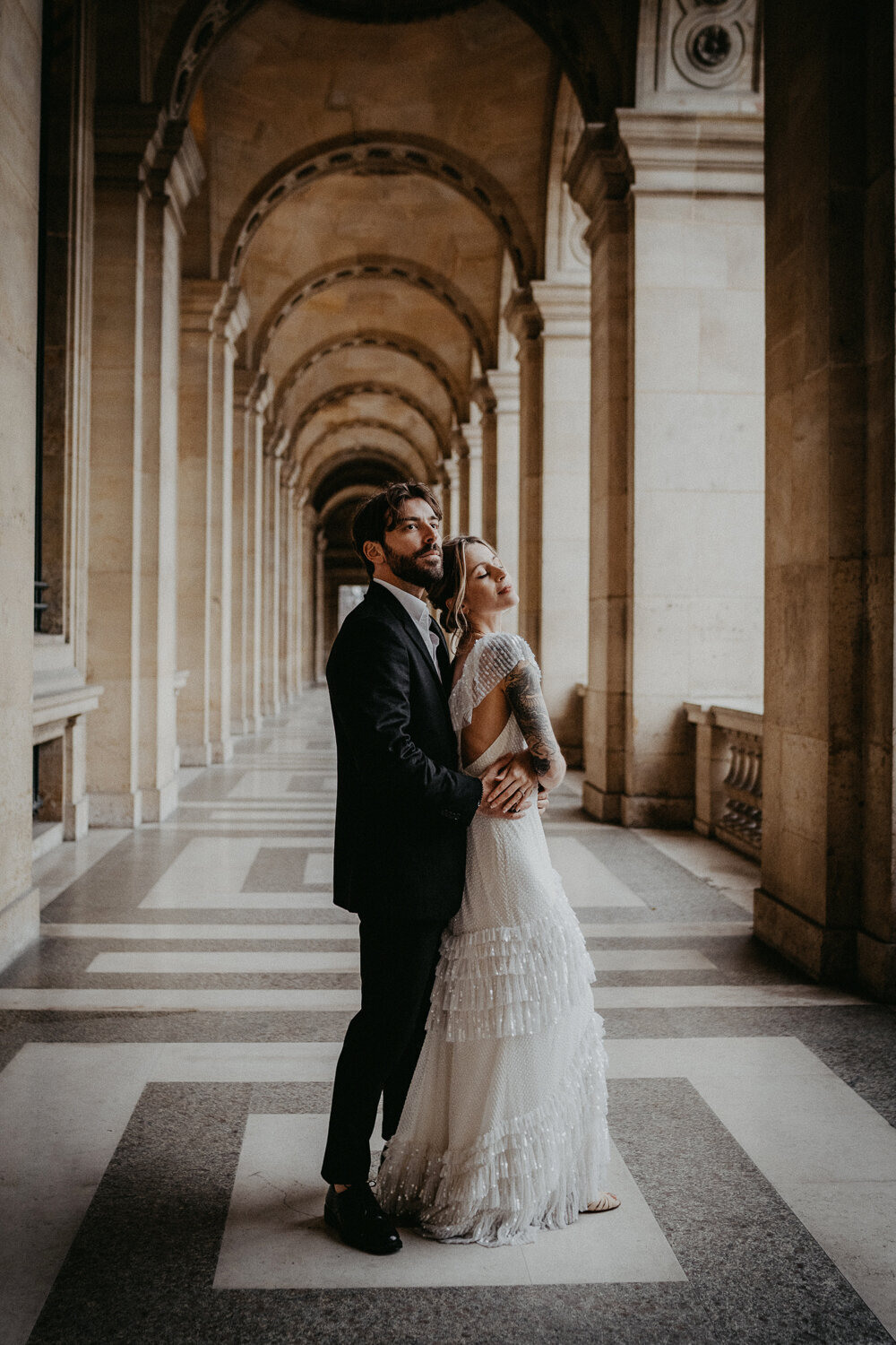 Hochwertig-heiraten-in-Paris-in-hochzeitskleid-temperleybridal-von-LeafandLace-Bridal-fotografiert-durch-Japeg-Photo-und-Film-1