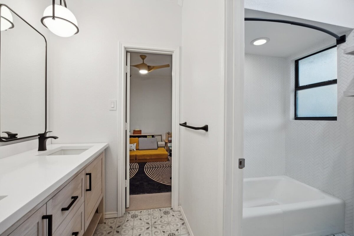 17828_cedar_creek_canyon_dallas_tx_jack_and_jill_bathroom_-_modern_double_vanity_with_tub_and_custom_tile_-_haven_realty_group