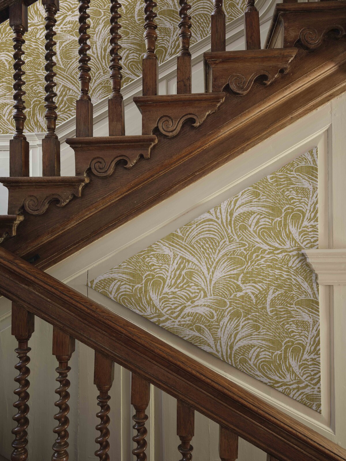 FERMOIE-AUTUMN 25-WALLPAPER-YELLOW-SAVERNAKE-WPSAVE-003-LIFESTYLE-MED