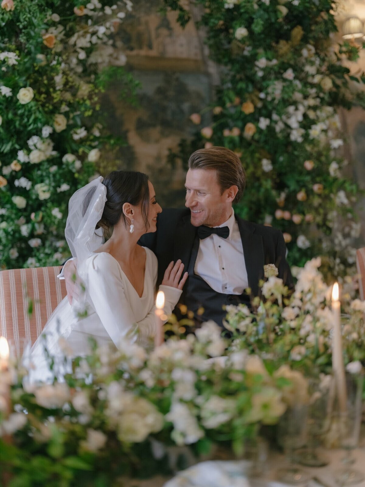 floral-wedding-table-with-couple