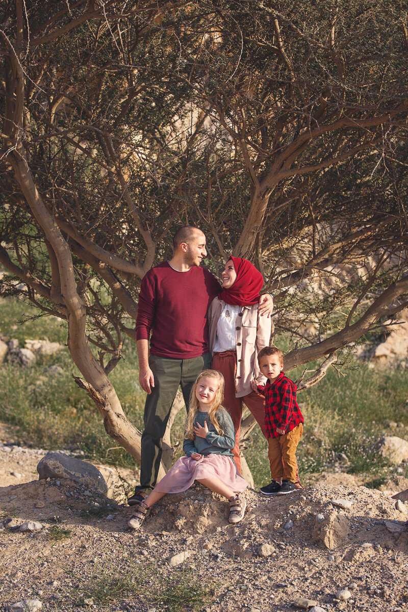 family-portrait-by-the-tree