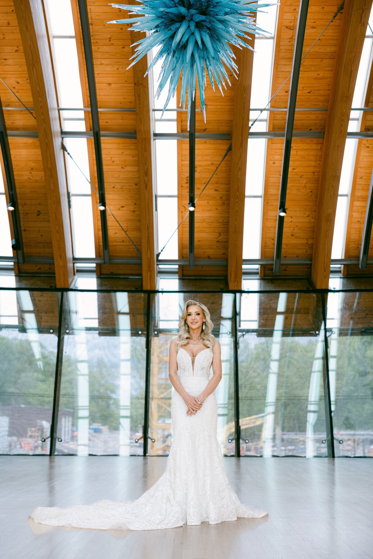A wedding photo portrait of the bride in Crystal Bridges Museum of American Art in Betonville, Arkansas