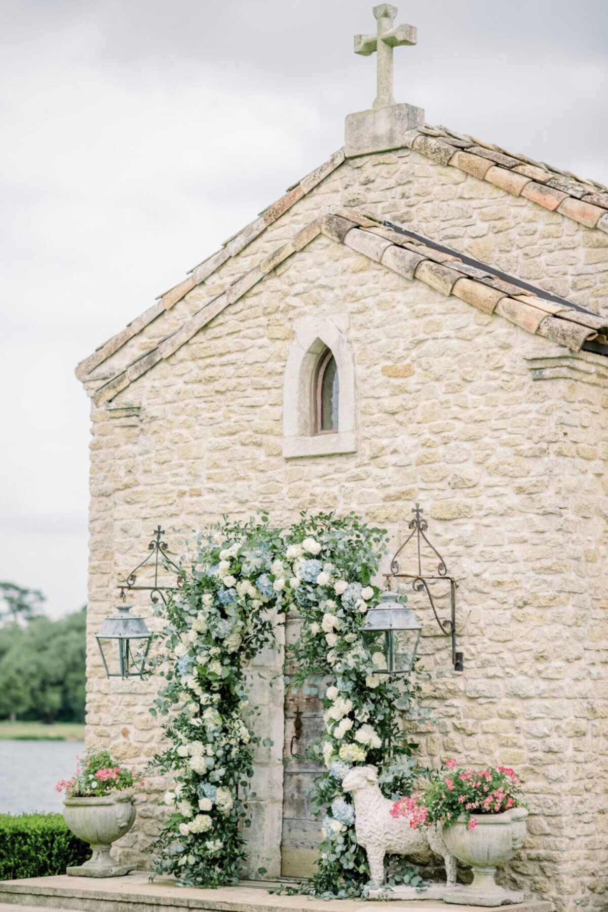 elegant-hanging-flower-arrangement-tamara-menges-designs-21
