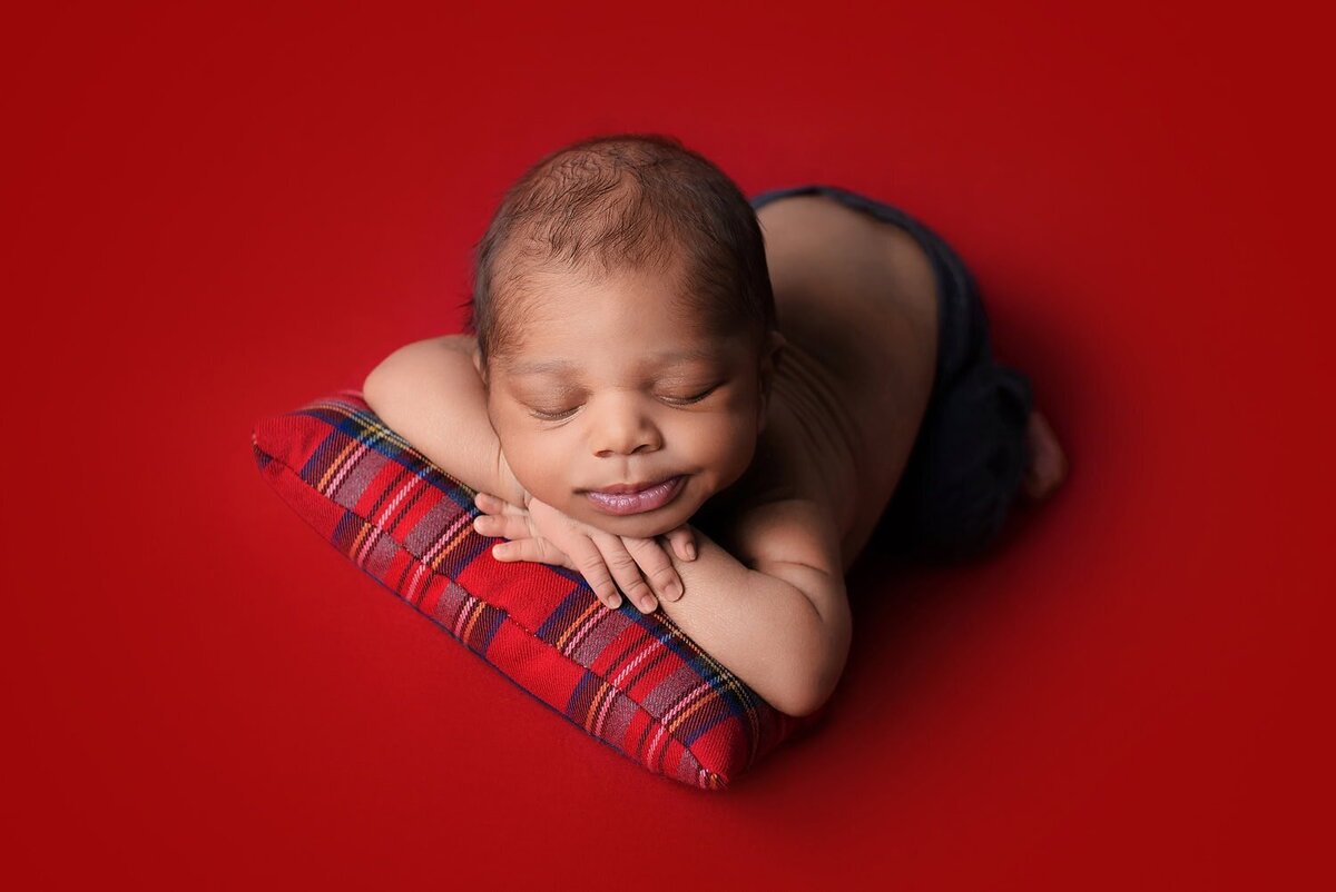 mobile-in-home-newborn-photography-vancouver-fraser-valley_baby-boy-red-plain-smiling-blanket