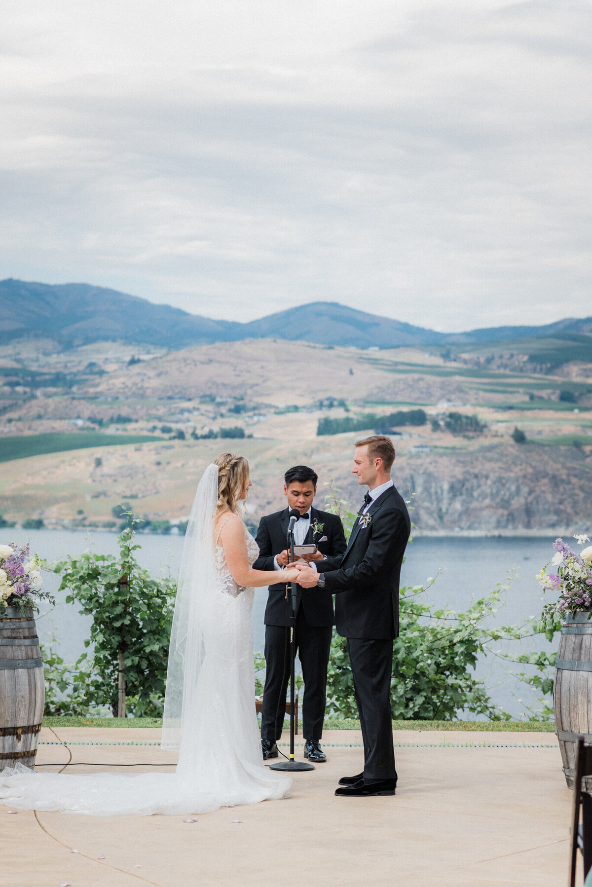 Karma Vineyards Lake Chelan wedding2
