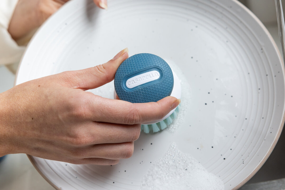 8510302_Casabella_Cleaning Kitchen Tools_Palm Brush_Lifestyle_2b