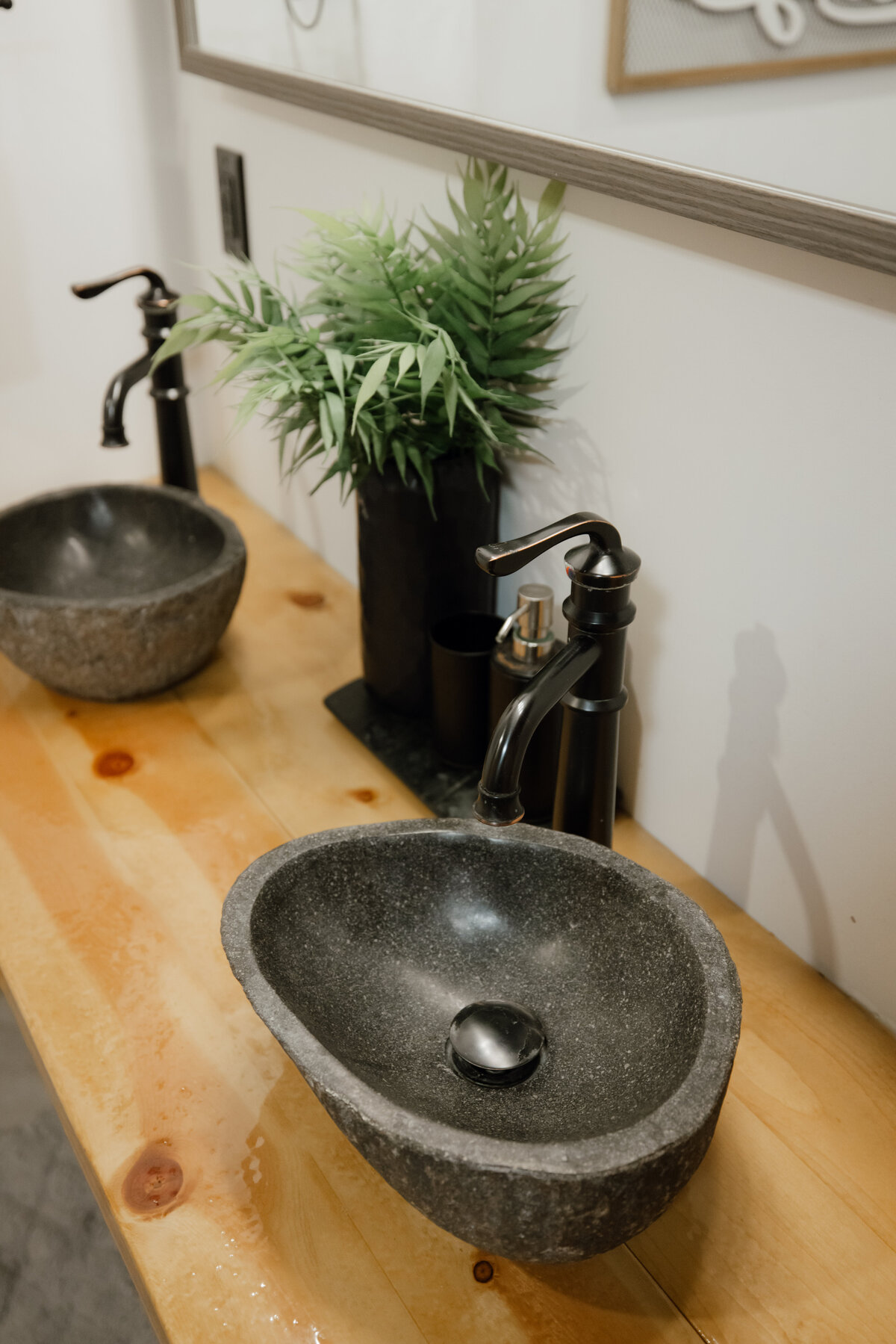 Bear-Ridge-Destination-barndo-suites-rosie-photo-video-98