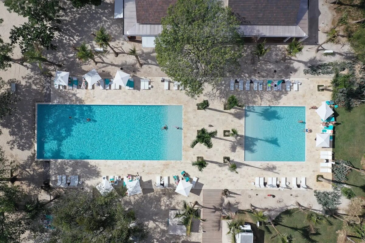 aerial-family-pool-minitas-beach