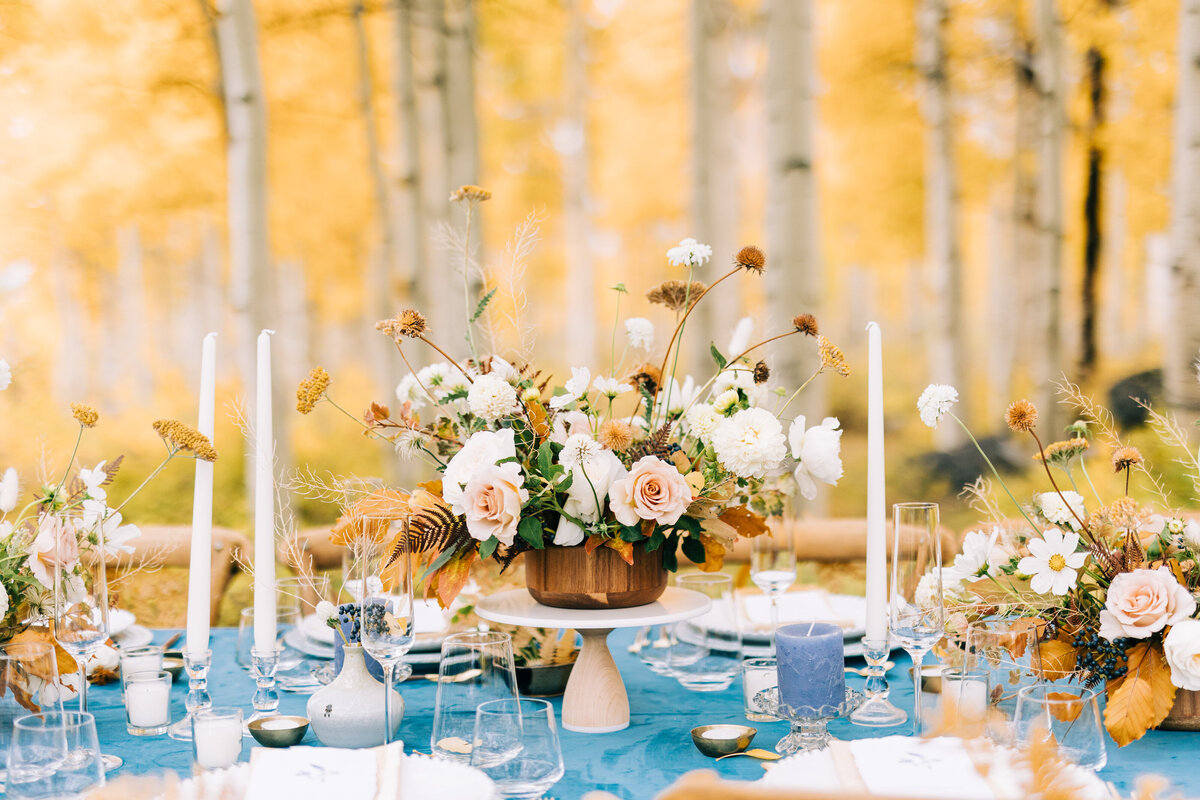 close up of fall table with centerpiece by winx photo tennessee wedding photographer