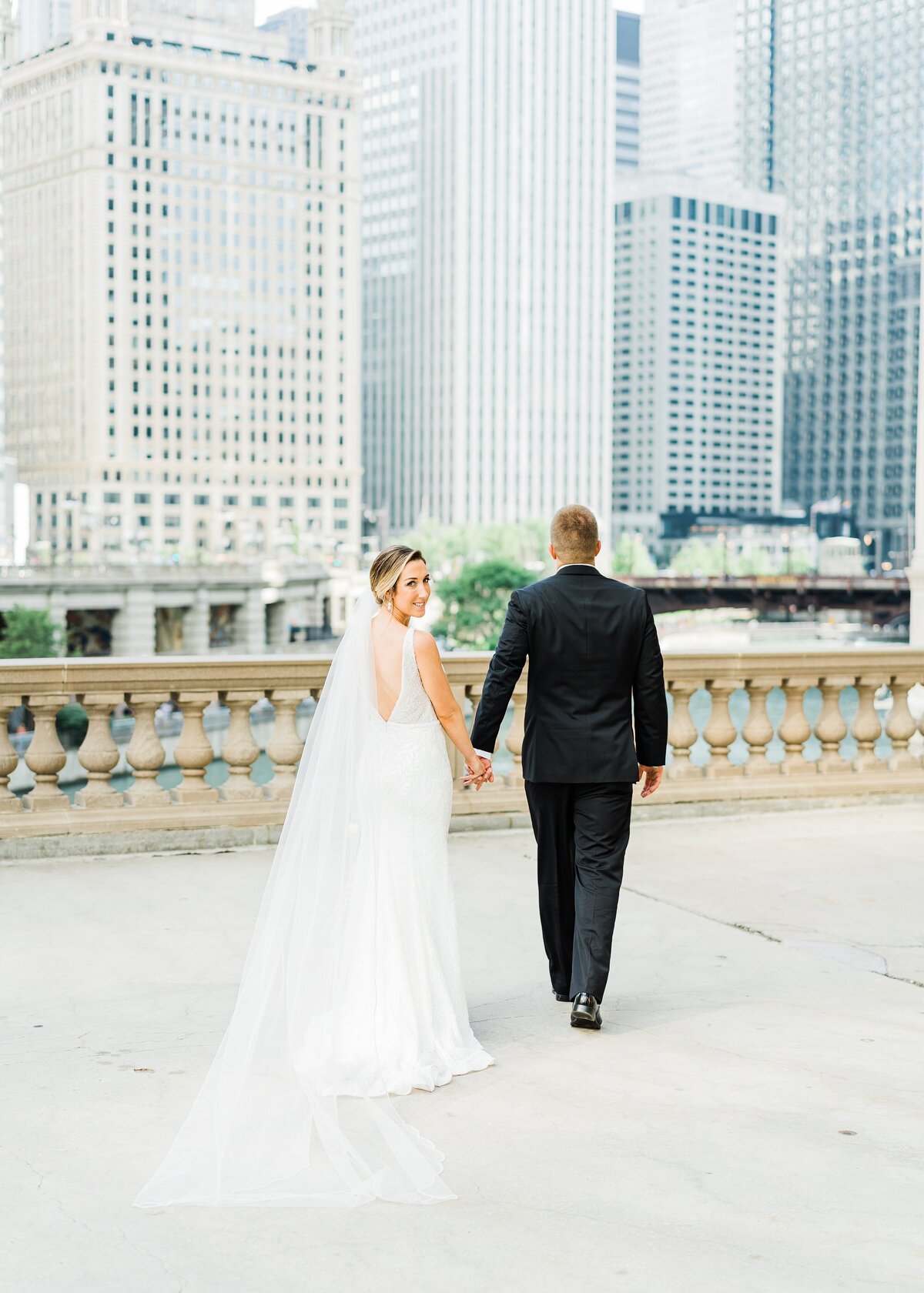 rempel-photography-chicago-wedding-photography-bright-colorful-timeless-fun-river-roast-wedding-photos-boat-cocktail-hour-on-the-chicago-river_0208