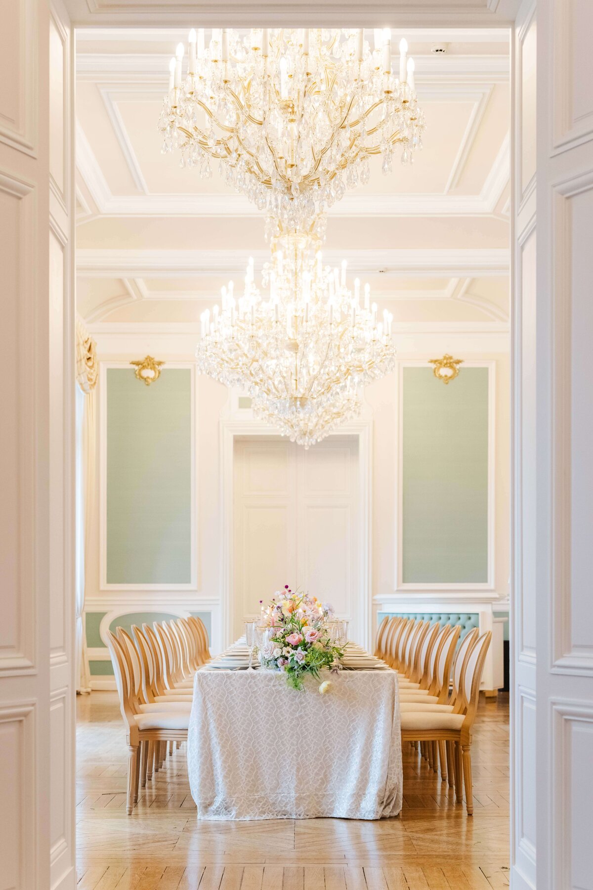 wedding table set up, lomg table, chandeliers om the celing